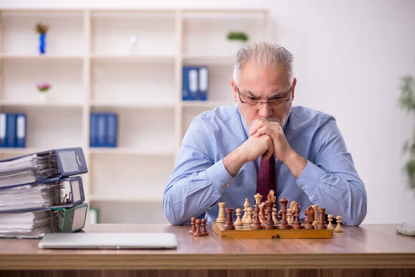 Old Male Employee Playing Chess Office — Stock Photo, Image