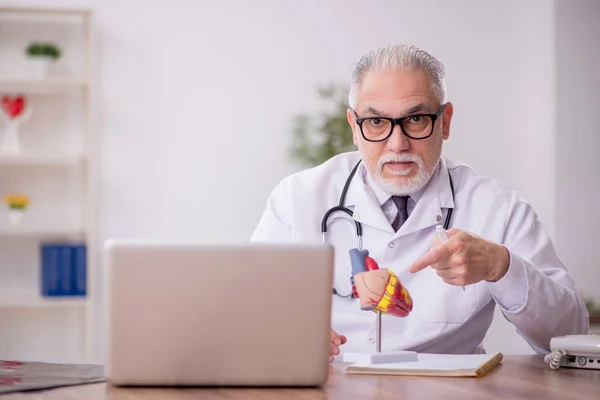Gammal Manlig Läkare Kardiolog Som Arbetar Sjukhuset — Stockfoto