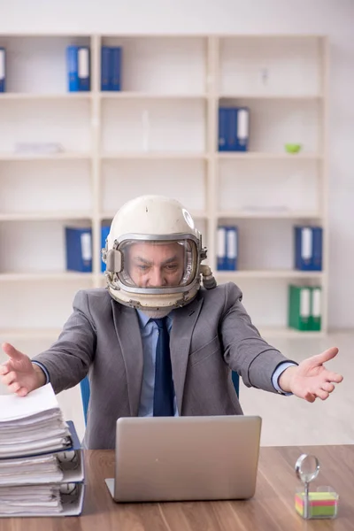 Παλιός Υπάλληλος Που Φοράει Διαστημική Στολή Στο Γραφείο — Φωτογραφία Αρχείου