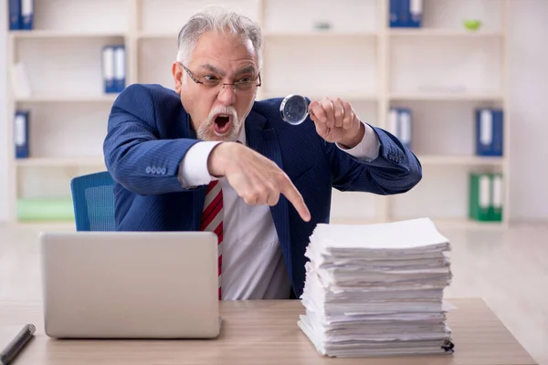 Old Employee Unhappy Excessive Work Workplace — Foto Stock