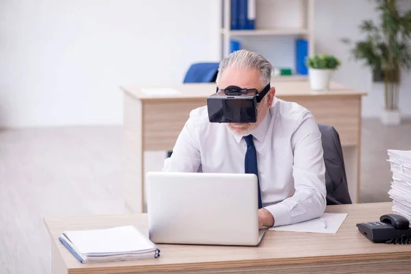 Old Businessman Employee Wearing Virtual Glasses Office — 스톡 사진