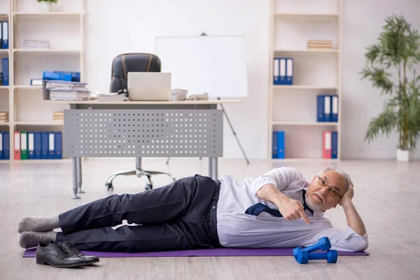 Viejo Empleado Masculino Haciendo Ejercicios Deportivos Durante Descanso — Foto de Stock
