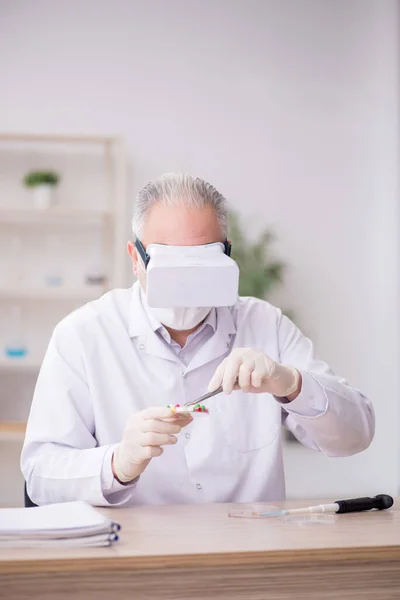 Old Chemist Wearing Virtual Glasses Lab — Stockfoto