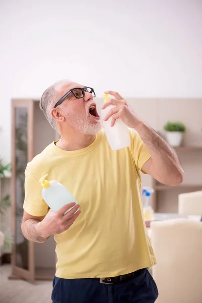 Old Man Cleaning House — Stock Photo, Image