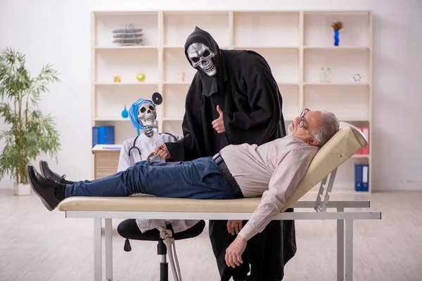 Gammal Patient Besöker Två Djävulsdoktorer — Stockfoto