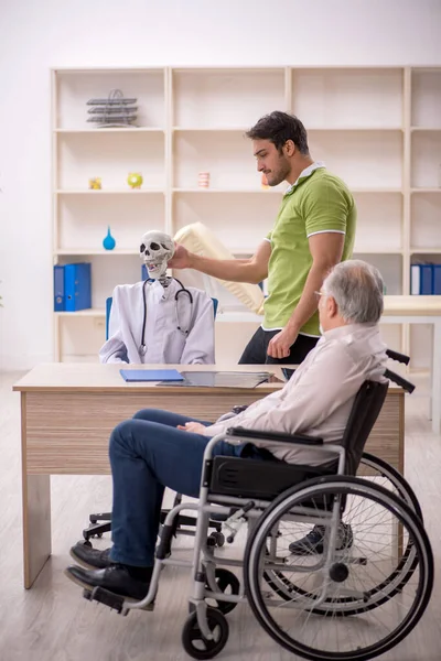 Tekerlekli Sandalyedeki Yaşlı Hasta Iskelet Doktorunu Ziyaret Ediyor — Stok fotoğraf