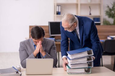 İş yerinde çalışan iki meslektaş