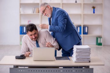 Kabadayılık kavramında yaşlı patron ve genç çalışan