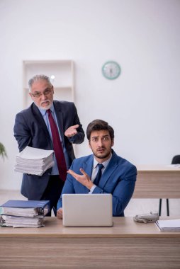 İş yerinde çalışan iki meslektaş
