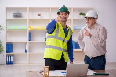 İki mimar proje üzerinde çalışıyor.