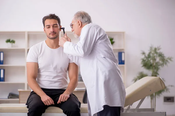 Young Doctor Visiting Old Doctor Otolaryngologist — Stockfoto