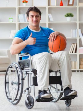 Tekerlekli sandalyedeki genç basketbolcu sakatlıktan kurtuluyor.