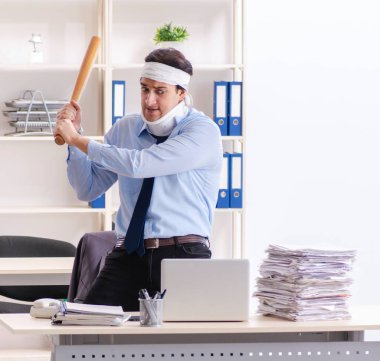 Ofiste çalışan yaralı genç adam.