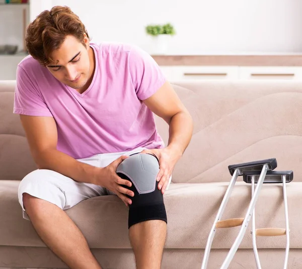 Young Man Injured Knee Recovering Home — Stock Photo, Image