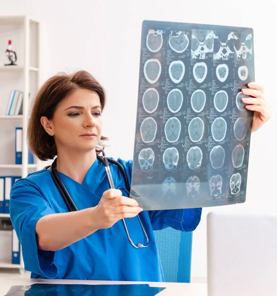 Kvinnliga Läkare Radiolog Arbetar Kliniken — Stockfoto