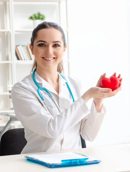 診療所で働いている若い女性医師の心臓専門医 — ストック写真