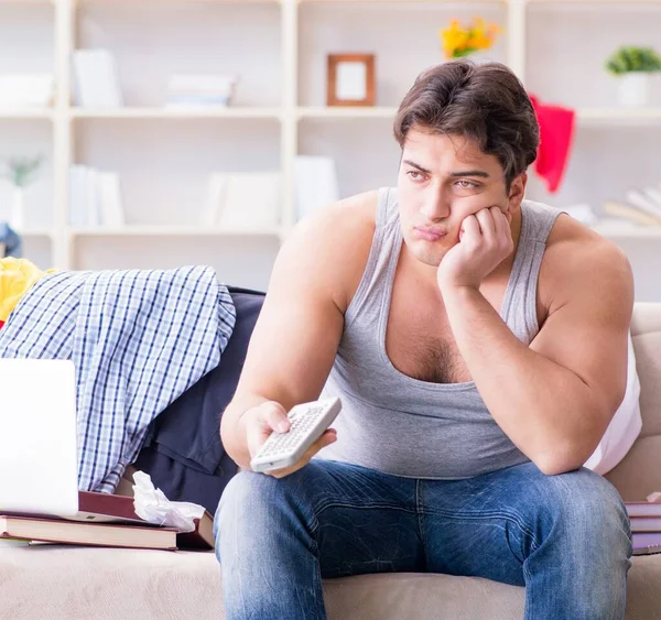 Joven Que Estudia Una Habitación Desordenada — Foto de Stock