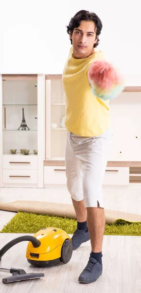 Der Junge Hübsche Mann Bei Der Hausarbeit — Stockfoto