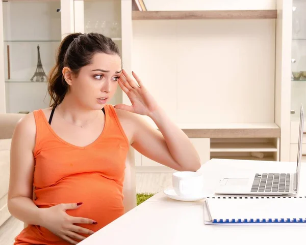 Jonge Zwangere Vrouw Die Thuis Werkt — Stockfoto