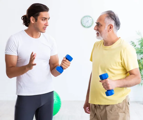 Old Man Doing Exercises Indoors — Stock Photo, Image