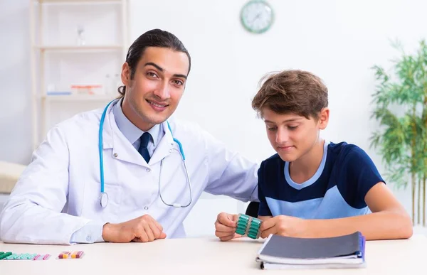 Jeune Homme Médecin Examinant Garçon Clinique — Photo