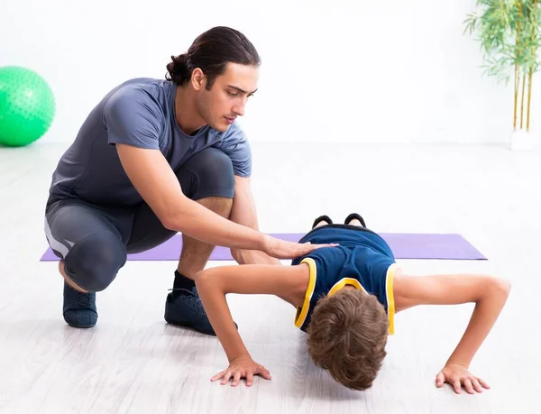 Genç Baba Oğlu Egzersiz Yapıyor — Stok fotoğraf