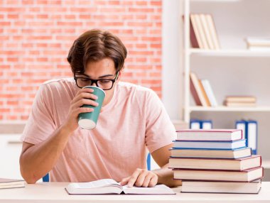 Üniversite sınavlarına hazırlanan genç öğrenci.