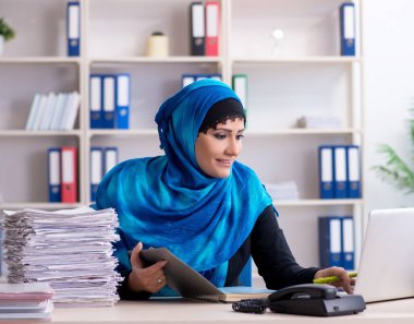 Ofiste çalışan tesettürlü kadın çalışan.