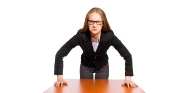 Uzun masada oturan kadın çalışan beyazın üzerinde tek başına.