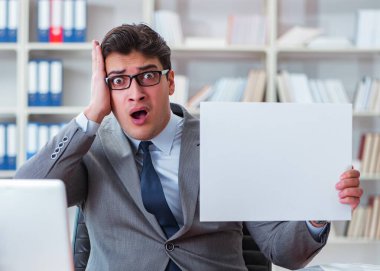 Ofisteki işadamı elinde boş bir mesaj panosu tutuyor.