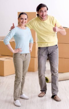 Genç çift yeni bir yere taşınıyor.