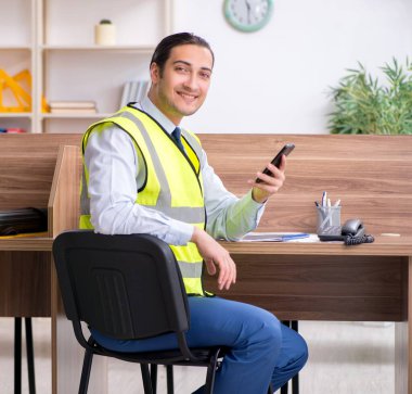 Ofiste çalışan genç erkek mimar.