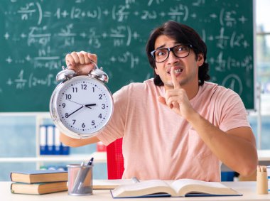 Sınıftaki genç erkek öğrenci.