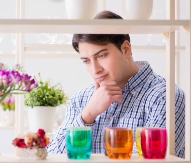 Genç yakışıklı adam dükkandan alışveriş yapıyor.