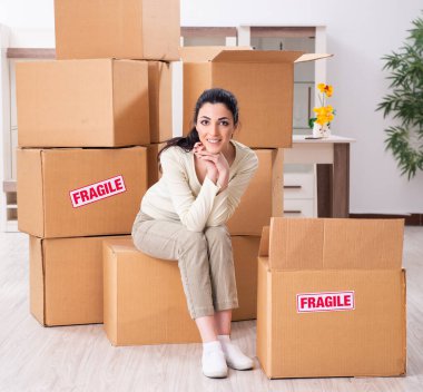 Yeni daireye taşınan genç kadın.