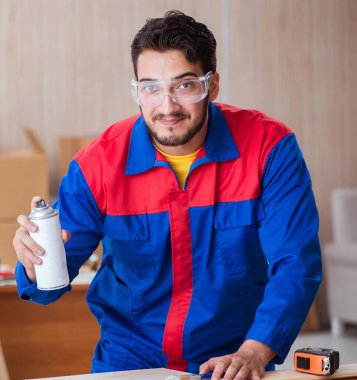 Tamirci, boyayla uğraşan marangoz.