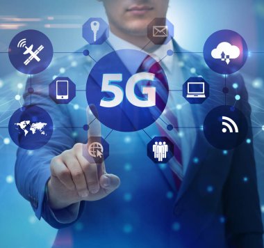 İş adamının tuşlara bastığı 5G İnternet konsepti