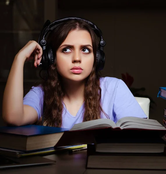 Jonge Vrouwelijke Student Bereidt Zich Voor Examens Laat Thuis — Stockfoto
