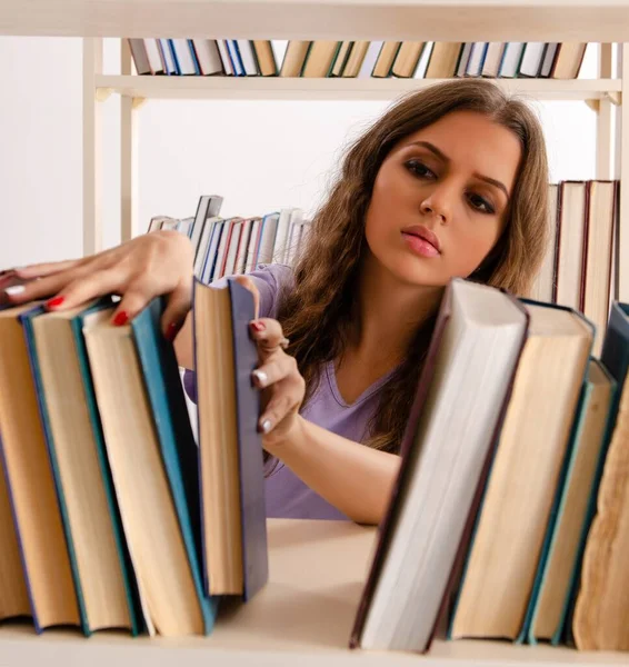 Die Junge Studentin Bereitet Sich Der Bibliothek Auf Prüfungen Vor — Stockfoto
