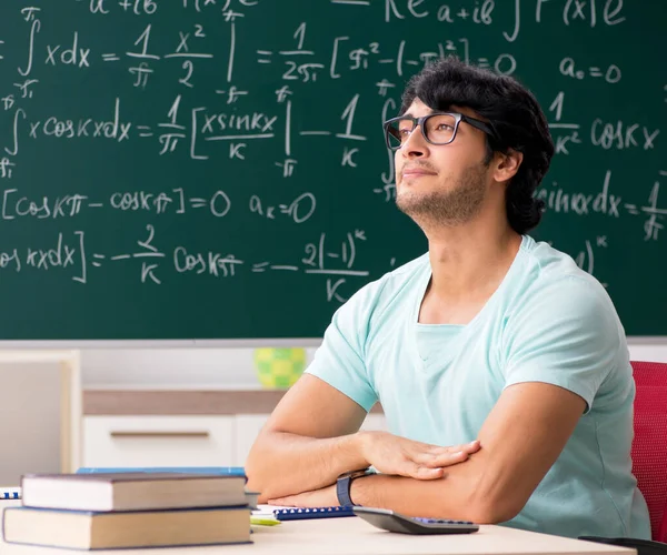 Jonge Mannelijke Student Wiskundige Voor Het Schoolbord — Stockfoto