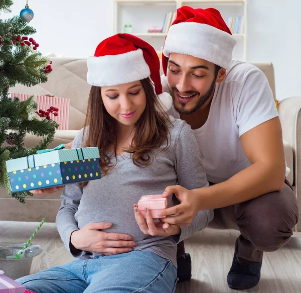 Młoda Rodzina Spodziewa Się Dziecka Świętującego Boże Narodzenie — Zdjęcie stockowe
