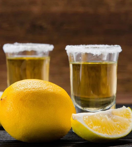 Bebida Tequila Servida Copos Com Limão Sal — Fotografia de Stock