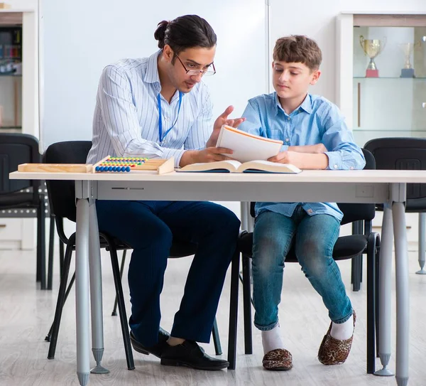 Jovem Pai Ajudando Seu Filho Preparar Para Exame — Fotografia de Stock