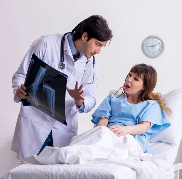 Férfi Orvos Meglátogatja Női Beteget Kórteremben — Stock Fotó