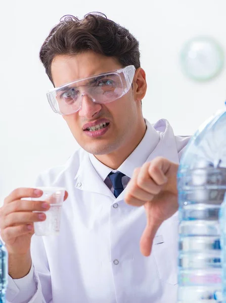 Laboratoriumassistent Die Waterkwaliteit Test — Stockfoto