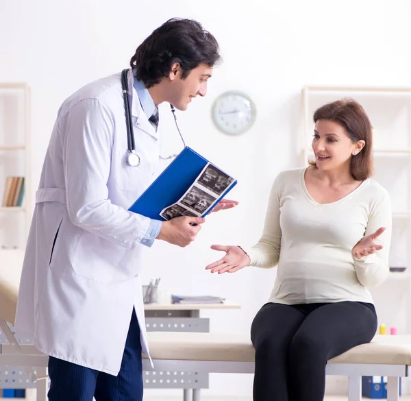 Old Pregnant Woman Visiting Young Male Doctor — ストック写真