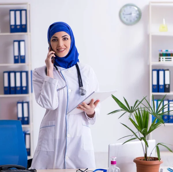 Арабская Женщина Врач Работает Клинике — стоковое фото