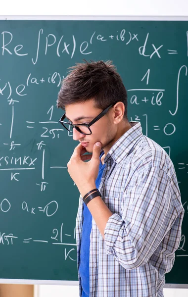 Νεαρός Μαθητής Που Σπουδάζει Μαθηματικά Στο Σχολείο — Φωτογραφία Αρχείου