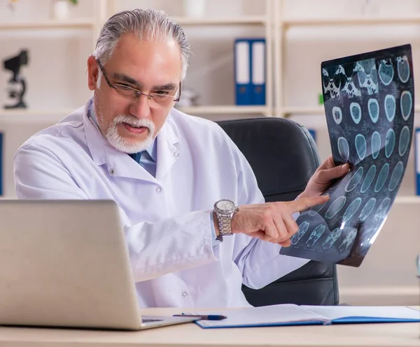 Aged Male Doctor Radiologist Clinic — Stock Photo, Image