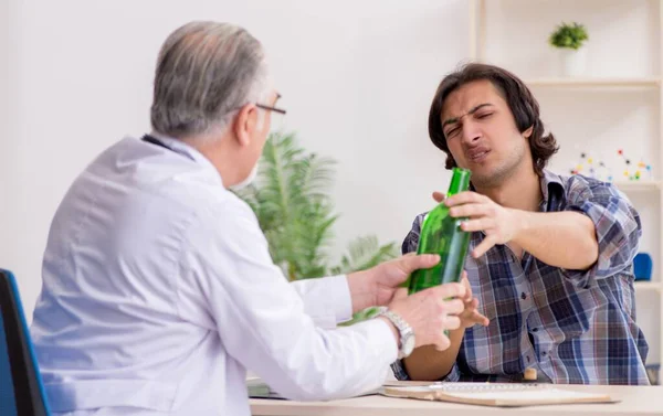 Der Junge Männliche Alkoholiker Besuch Beim Alten Arzt — Stockfoto